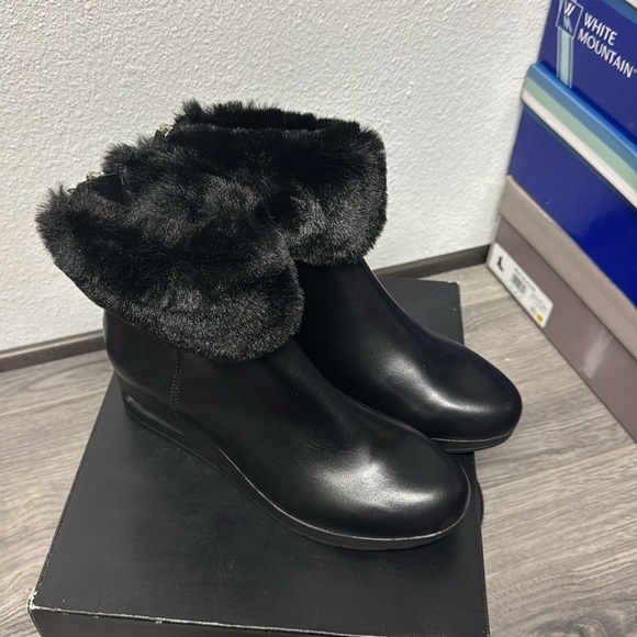 DKNY Women's Nadra Wedge Booties - Picture 4 of 6